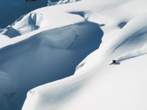 Лыжник на склоне Эвереста фото